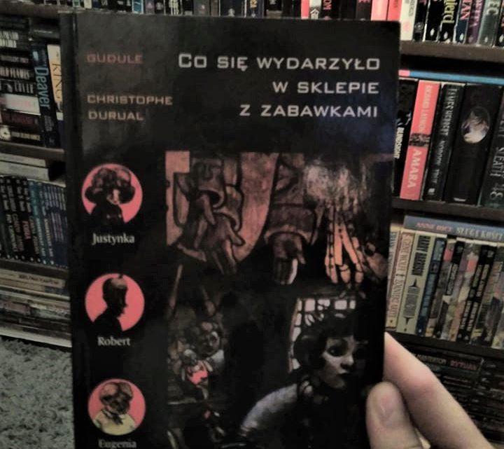 „Co się wydarzyło w sklepie z zabawkami” – nieco starsza grozowa młodzieżówka, warta przypomnienia. „Co się wydarzyło w sklepie z zabawkami” – nieco starsza grozowa młodzieżówka, warta przypomnienia.