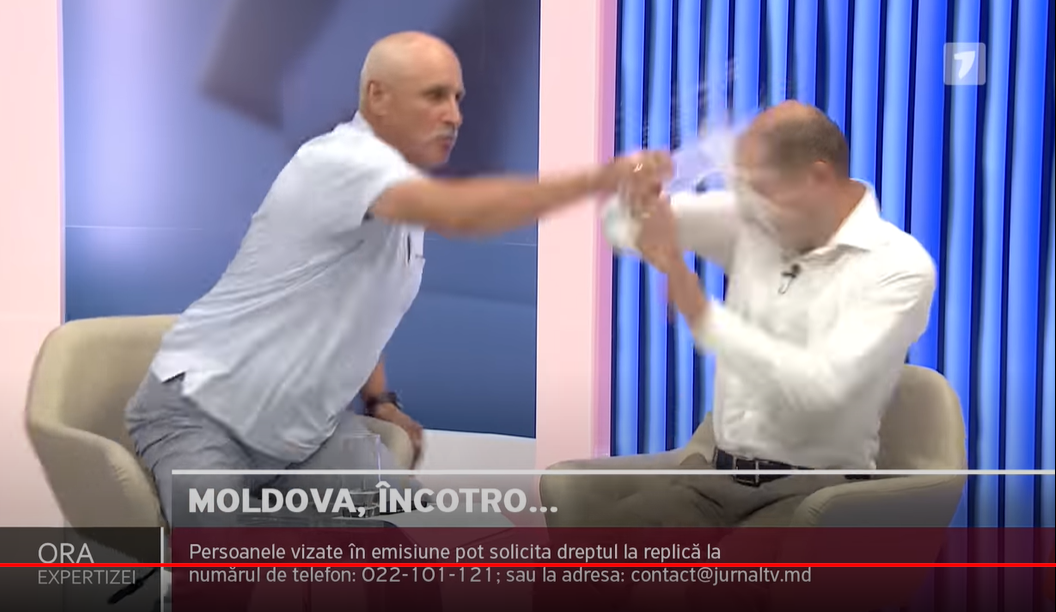 Prawy sierpowy podczas programu na żywo. Prawy sierpowy podczas programu na żywo.